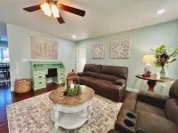 King Luxe Retreat - Pets Welcome, Fenced Yard,