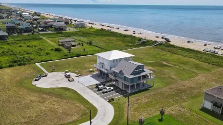 Beachfront! 5 Bdrm/5 Bath! Beautiful Views! Lots of Windows! Game room Upstairs! Отели рядом с достопримечательностью «Port Bolivar»