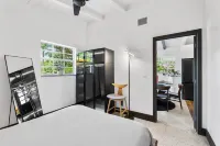 Brand New Lux Private Retreat with Hot Tub - by HardRock,LasOlas,beach, airport