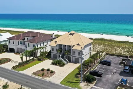 Beachfront Luxury Estate Sleeps 20 & Allows Events Отели рядом с достопримечательностью «Наварр Бич Си Тертл Консервейшен Сентер»