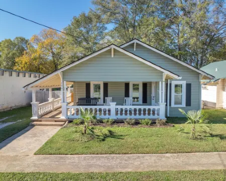 Renovated Bungalow 1 Block from Downtown Seneca! 7 miles from Clemson! Hoteles en Seneca