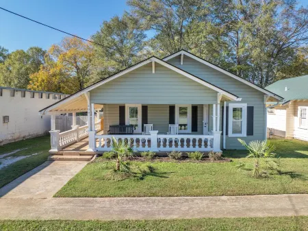 Renovated Bungalow 1 Block from Downtown Seneca! 7 miles from Clemson! Отели рядом с достопримечательностью «Парк округа Юг Ков»