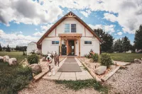 Newly Renovated! 5 Mins to Beach-Hot Tub-Fire Pit-Family & Dog Friendly