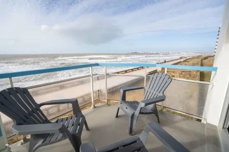 Apartments "LES PIEDS DANS L'EAU'' Отели в г. Сен-Жиль-Круа-де-Ви