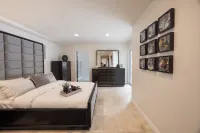 Charming Hollywood Hills Villa: Heated Pool, Unique Design, Peaceful and Private