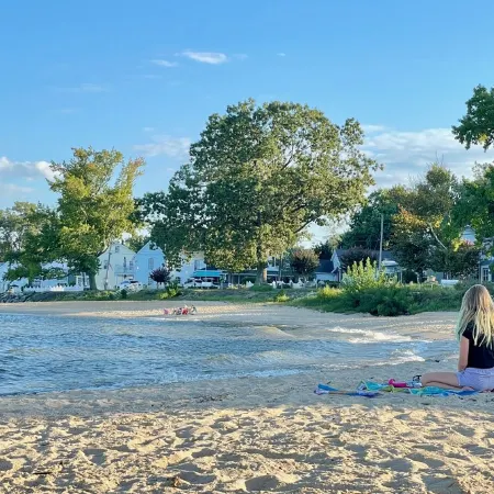 Boaty McBeach House: A Short Walk to Beach, Waterfront Sunsets & Restaurants!