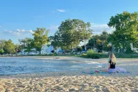 Boaty McBeach House: A Short Walk to Beach, Waterfront Sunsets & Restaurants!