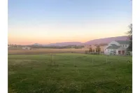 Charming Farmhouse w King Bed Hot Tub & EV Charger