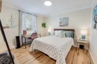 Picture Perfect  Waterfront in town  Sleeps 6  Expansive Outdoor dining area