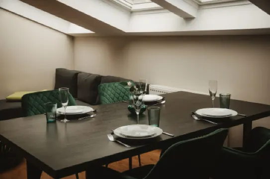 Moderne 3 Zimmer Dachgeschoss Wohnung im Herrenhaus Henriettenhof