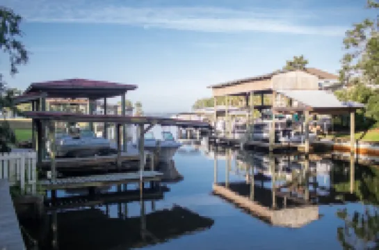 "The Blue Vu"  CANAL FRONT HOME WITH 4 STORY OBSERVATION DECK VIEWS OF 2 BEACHES Hotels in Gulf Breeze