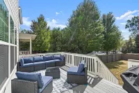 Luxurious, Sleeps 13, Pool Table & Game Room, Spacious, 5 mins to Uptown