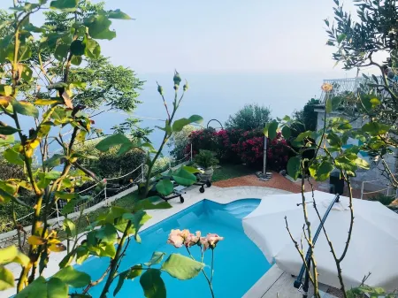 NEW !! House with private pool, seaview and garden