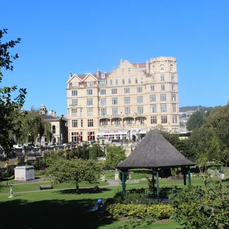 Elegant Apartment Steps from Roman Baths & Abbey