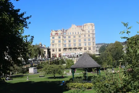 Elegant Apartment Steps from Roman Baths & Abbey