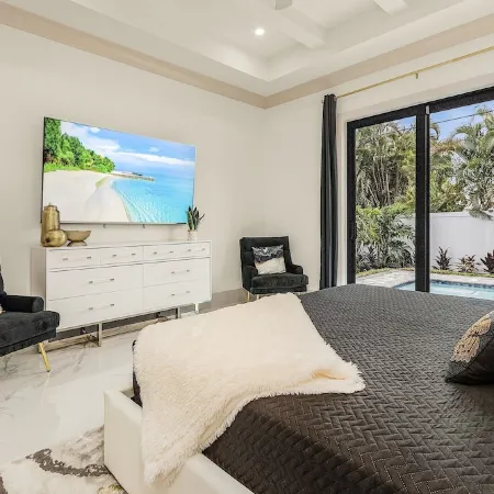Naples Vibes! Close to the 🏖️! Heated Pool&Spa, Lanai, Grill! Two Kings! Arcade!