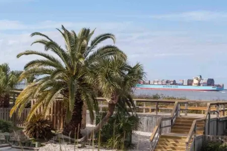 Cozy condo by the beach at Tybee Savannah Отели рядом с достопримечательностью «Cockspur Island Lighthouse»