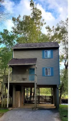 On the Hooch in HELEN Hot Tub Fireplace Dog Friendly Walk to all the fun!