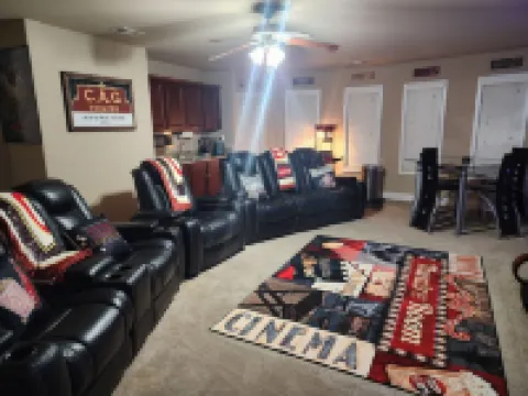 5 bedrooms/ 4 baths/ sleeps 14 (8.7 miles from Jordan-Hare Stadium