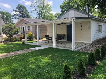 The Wadsworth in National Historic District of Madison, Indiana. Отели в г. Мэдисон