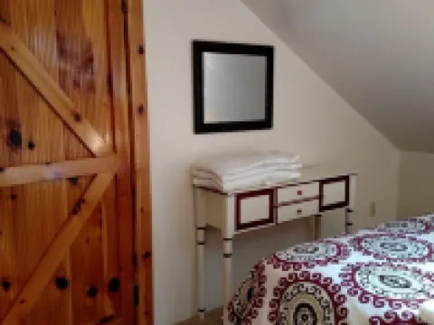 Ferndale BluffHouse --  Farm House sleeps 9; 10 acre former dairy Hoteles en Ferndale