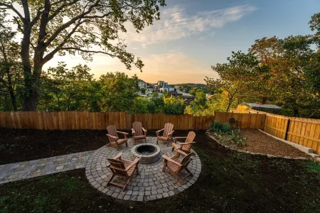 Cozy Dwntwn Branson Boho Bungalow. Deck-Firepit Area. B-Landing & Hspital 3-min.