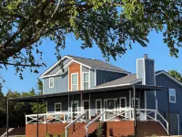 Remodeled house, 15 min. to Lake Texoma- pickleball and sand volleyball courts.