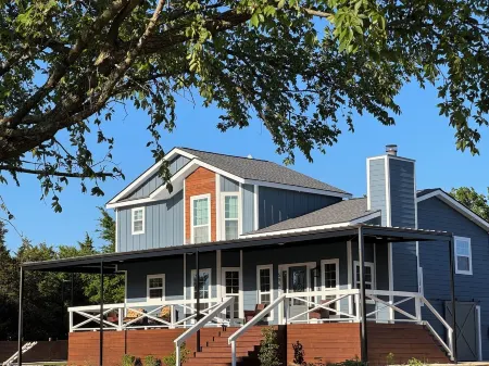 Remodeled house, 15 min. to Lake Texoma- pickleball and sand volleyball courts.