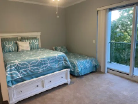 Quiet and relaxing with three balconies. Located on the Santa Rosa Sound. 鄰近Island Style的酒店