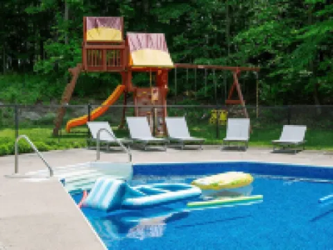 Private Retreat w/Pool, Hot Tub & Fire Pit, Perfect for Groups! Hotels in Warwick