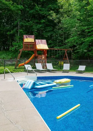 Retreat with Hot Tub, 10 Min to Skiing, Fireplace and Firepit!