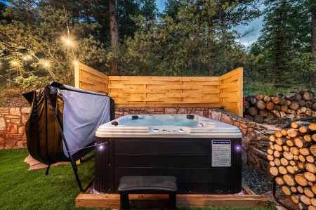 Upscale Remolded Modern Mountain Cabin l HOT TUB l Valley view l King suites