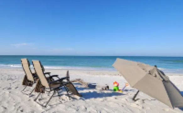 Stunning 1-Bedroom, Remodeled Apartment Overlooking Pool Near the Beach