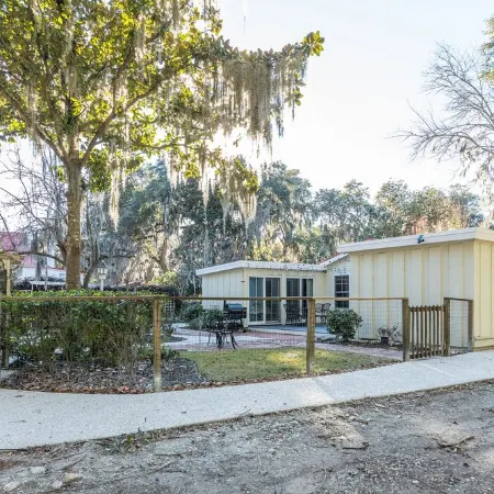Old Town Bluffton Cottage + Free Golf Cart - Fenced Yard - Downtown - Sleeps 8
