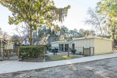 Old Town Bluffton Cottage + Free Golf Cart - Fenced Yard - Downtown - Sleeps 8 Отели в г. Блаффтон