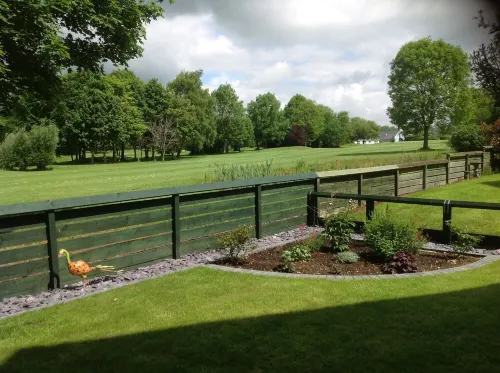 Excellent ground floor 2 Bed apt overlooking golf course with private parking.