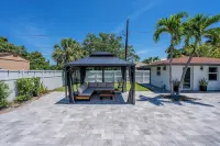 Vanderbilt Villa - 5bd, 3bth home & pool house near Vanderbilt Beach