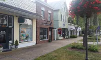 Right on Main St! Shops, Arts, Dining and More!