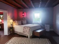 The Red Pump Inn~Est. 1812, One Bedroom Farmhouse Hotel dekat Charleston Falls Preserve