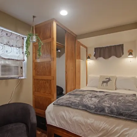 Cascade Getaway - Heart of Cle Elum - Full Kitchen, Private Patio & Pet Friendly