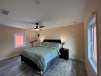 Quietest Private Beach in Fort Myers Beach Santini Marina Shopping Plaza附近的飯店