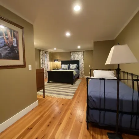 Spacious Mountain Home with Creek views. Walking distance Main Street Highlands.
