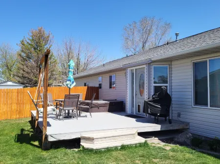 Clean & Quiet! - Hot Tub Retreat!