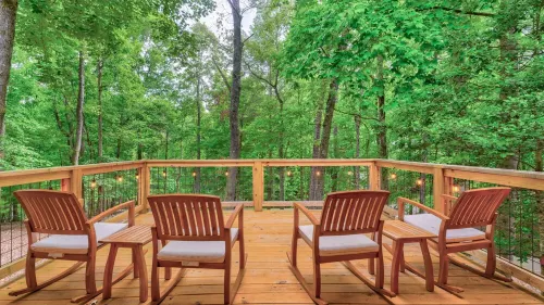 Bamby Bungalow. Family and Pet Getaway. Fenced in yard and minimal stairs