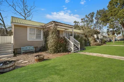 Tybee Lighthouse Cottage (A): Walk to the Beach! Hotels near Tybee Post Theater