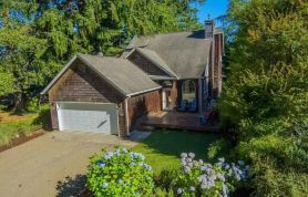Pelican Haus Sleeps 10, steps from the Ocean! Cozy, Fun, & Close to Everything!