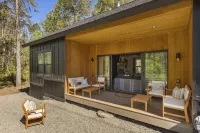 Modern Mtn Retreat: Lakefront, Direct Beach Access & Hot Tub by Tamarack Resort