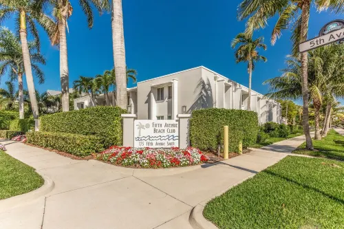 BEACH DREAMING Luxury condo, newly renovated on 5th Ave; Steps to beach & dining