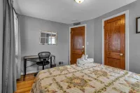 Gorgeous 2 Queen Bed North Buffalo Apartment with Free Driveway Parking