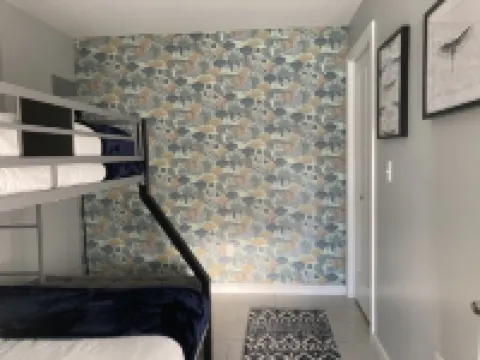 Enjoy Lakefront Sunsets in Cozy 2BR Cottage Escape